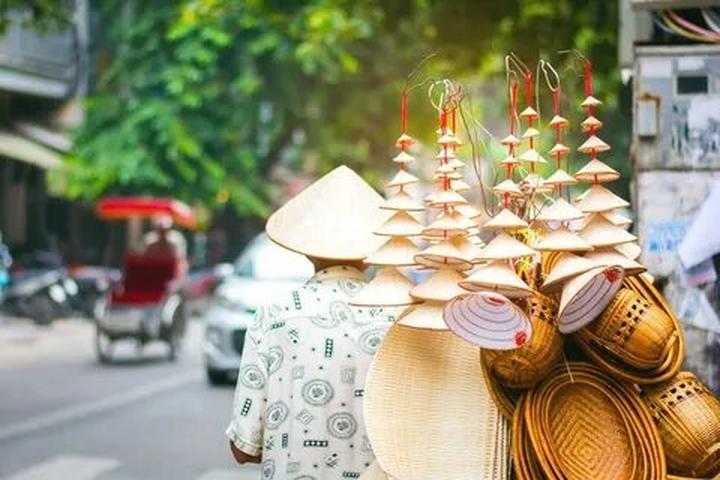 1. Áo hai dây bản mảnh: Áo hai dây bản mảnh tuy nhiên là một trong những mẫu áo khó